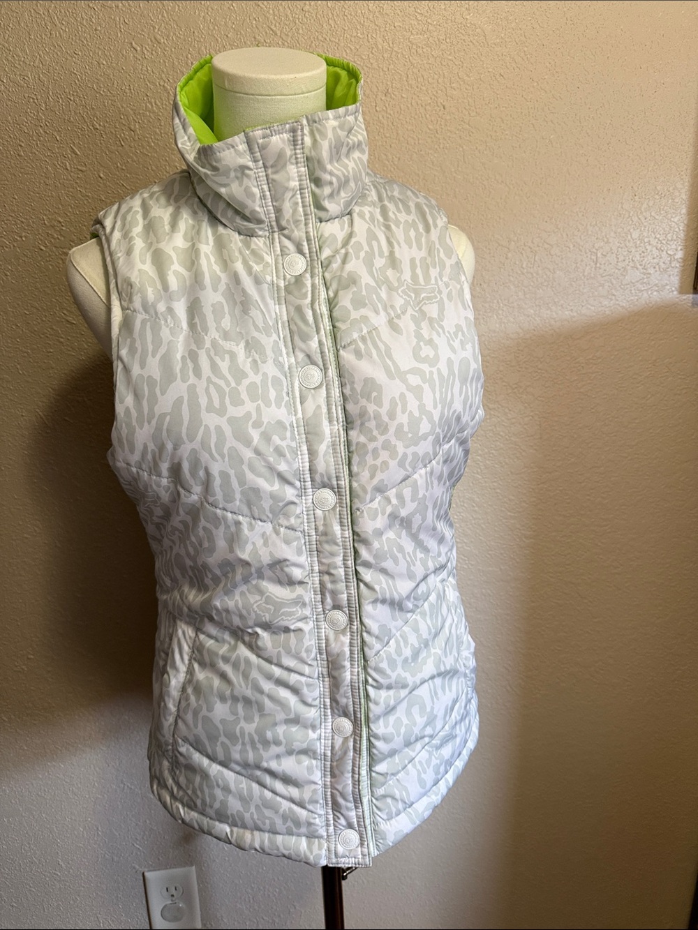 Fox Riders Women's White Leopard Print Quilted Vest with Lime Lining